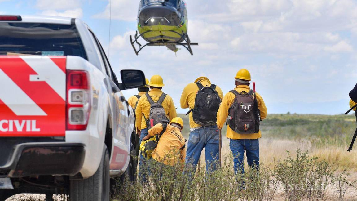 $!El helicóptero con helibalde realizó descargas de agua en zonas de difícil acceso.