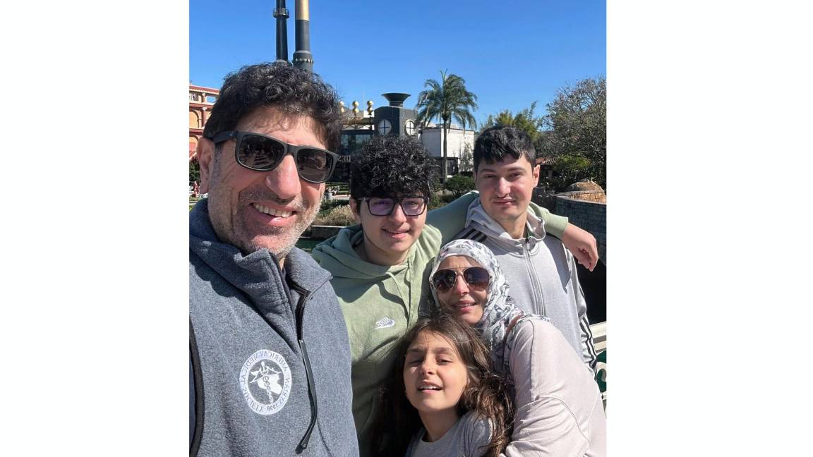 $!El Dr. Ammar Ghanem que trabaja como voluntario en uno de los últimos hospitales en funcionamiento de Gaza (i) posa con su familia en Orlando, Florida.