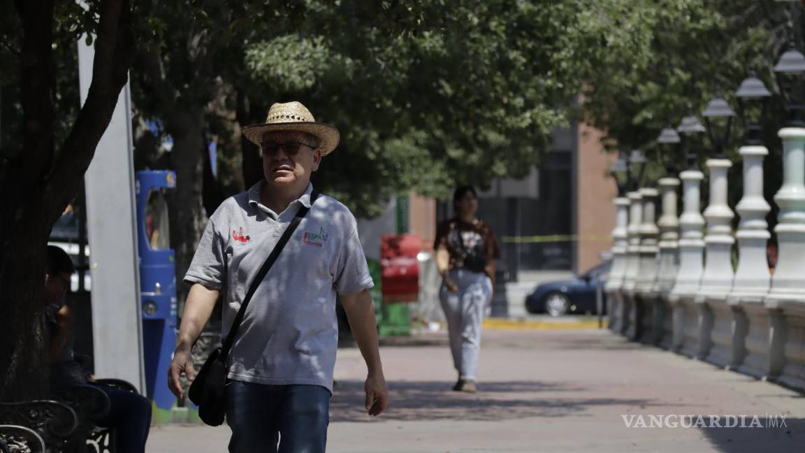 $!Los saltillenses buscaron cubrirse un poco del sol, sobre todo después de mediodía.