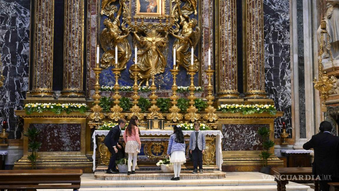 $!Cuatro niños presentando sus respetos durante el entierro del difunto papa Francisco en la basílica de Santa María la Mayor en Roma, Italia.