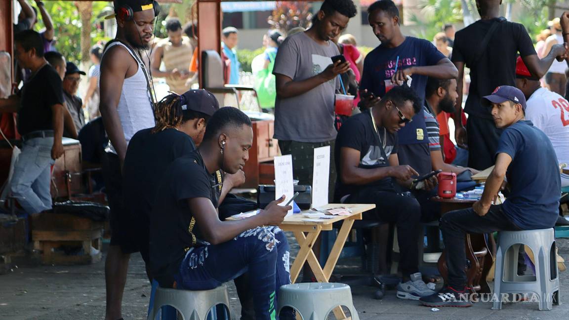 Haitianos crean comercio informal, hasta cambian divisas