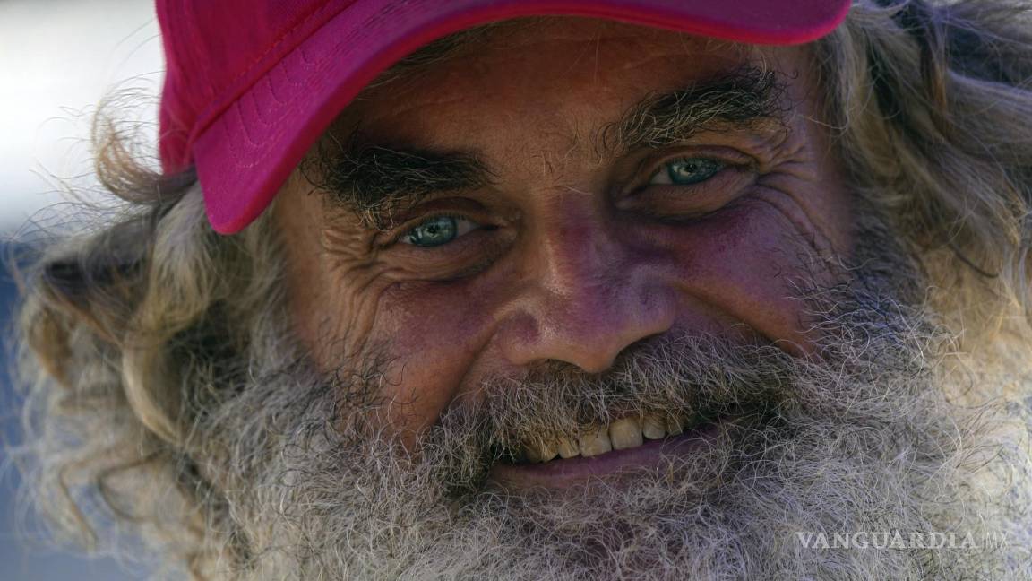 $!El australiano Timothy Lyndsay Shaddock sonríe durante una ceremonia de bienvenida de la compañía Grupomar tras ser rescatado en Manzanillo.