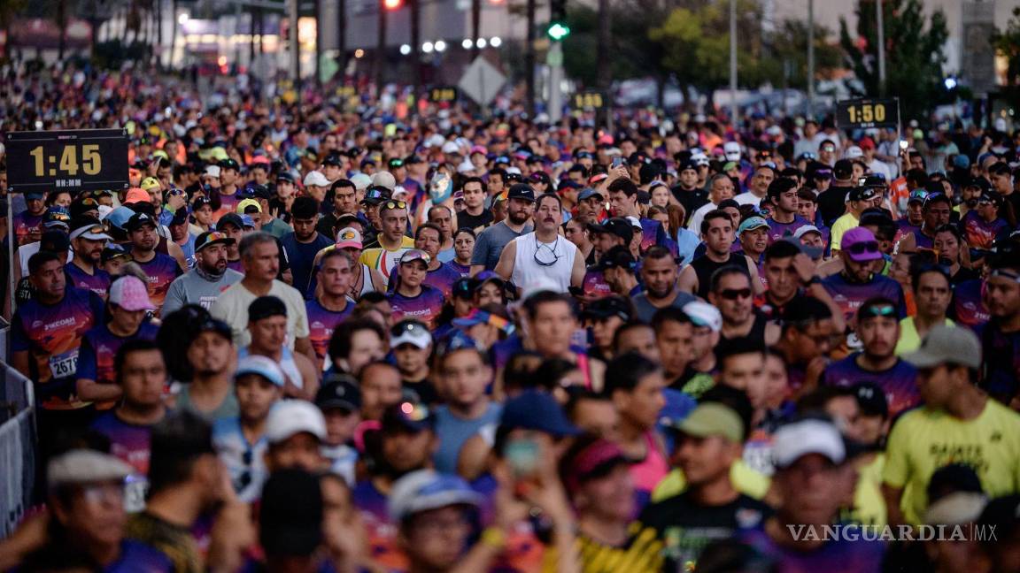 $!Miles de corredores participaron en un ambiente de seguridad y entusiasmo en las principales vialidades de Saltillo.