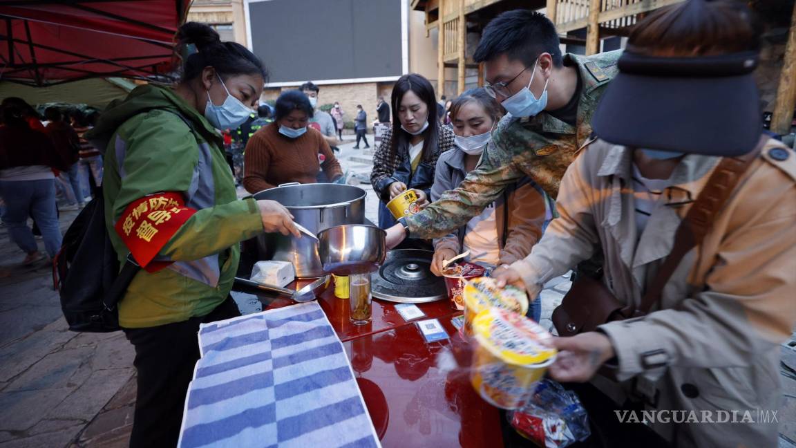 $!Distribución de suministros de ayuda a los residentes del municipio de Moxi del condado de Luding, luego de un terremoto en la provincia de Sichuan, China.