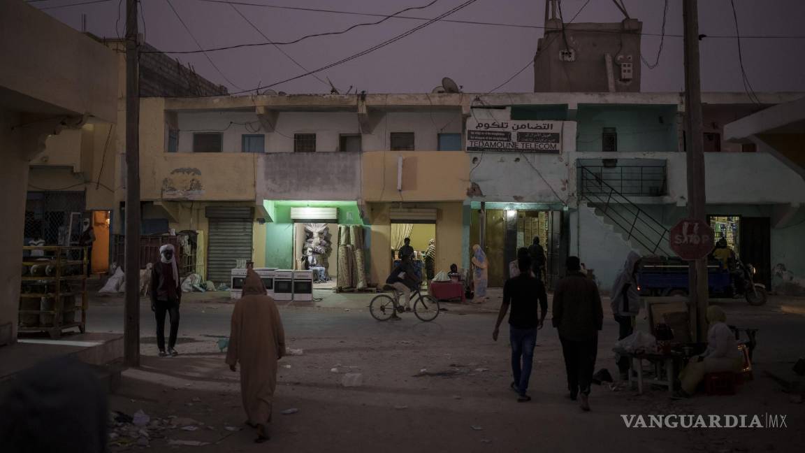 $!Varias personas caminan al atardecer por las calles de Nuadibú, Mauritania, el 30 de noviembre de 2021.