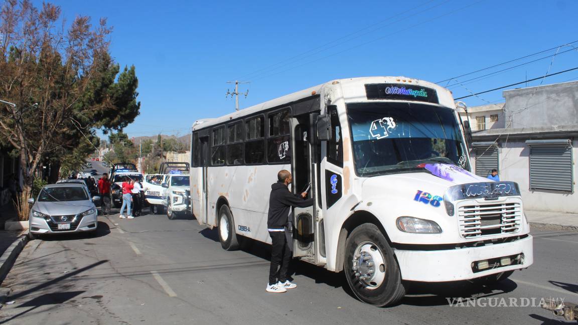 Accidente deja cables en la calle, cumbiero los arrastra y termina sometido por 10 agentes, en el Centro de Saltillo