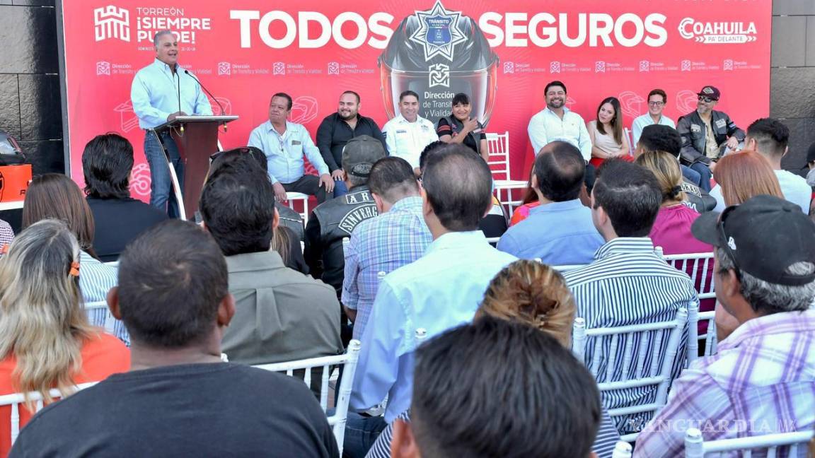 Dentro de programa de educación vial, Alcalde de Torreón entrega 250 cascos