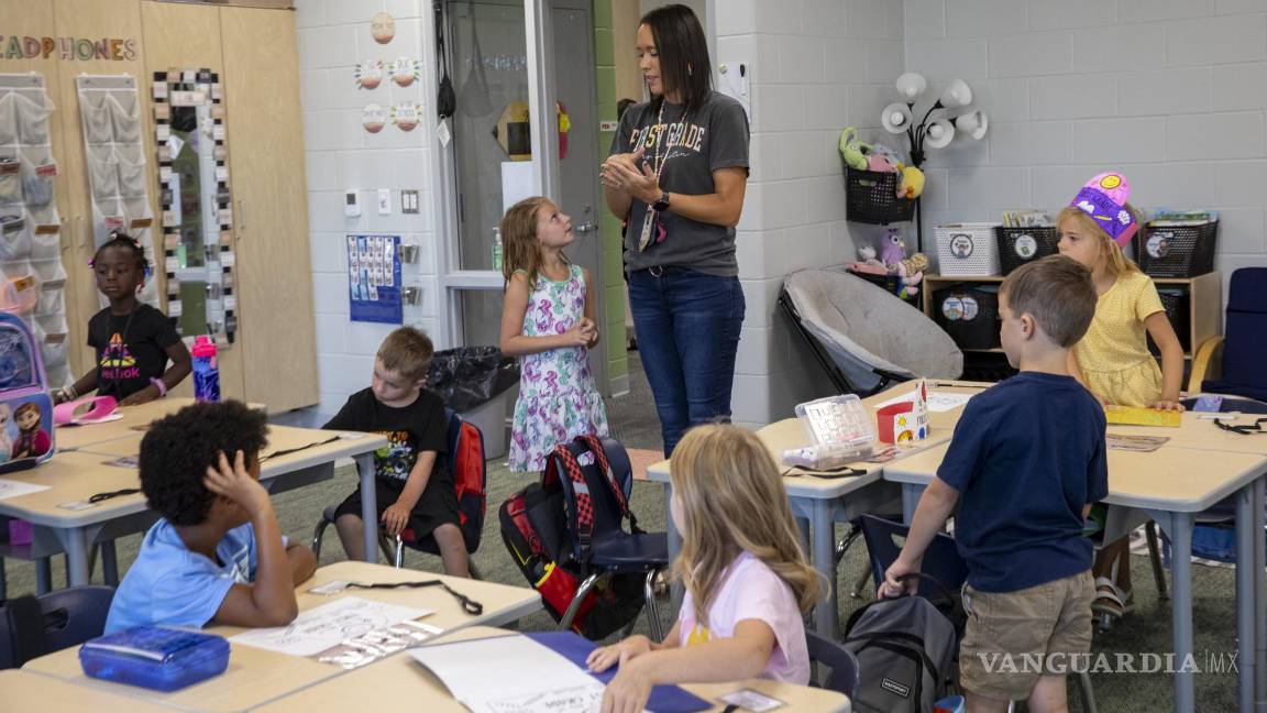 $!La maestra de primer grado Sarah Austin habla con los estudiantes en su salón de clases en el primer día de clases en la escuela primaria Parkview en Marion, Iowa.