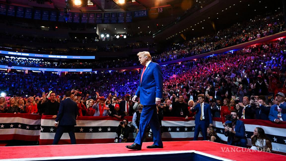 $!El expresidente Donald Trump caminando hacia el escenario durante su mitin de campaña en el Madison Square Garden de Nueva York, el domingo.