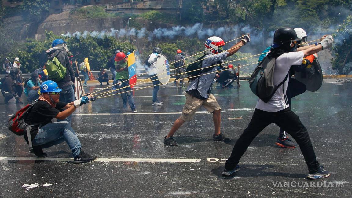 $!Manifestantes contra el gobierno lanzan una botella con material fecal a las fuerzas de seguridad que impiden el paso de la marcha rumbo a la Corte Suprema.
