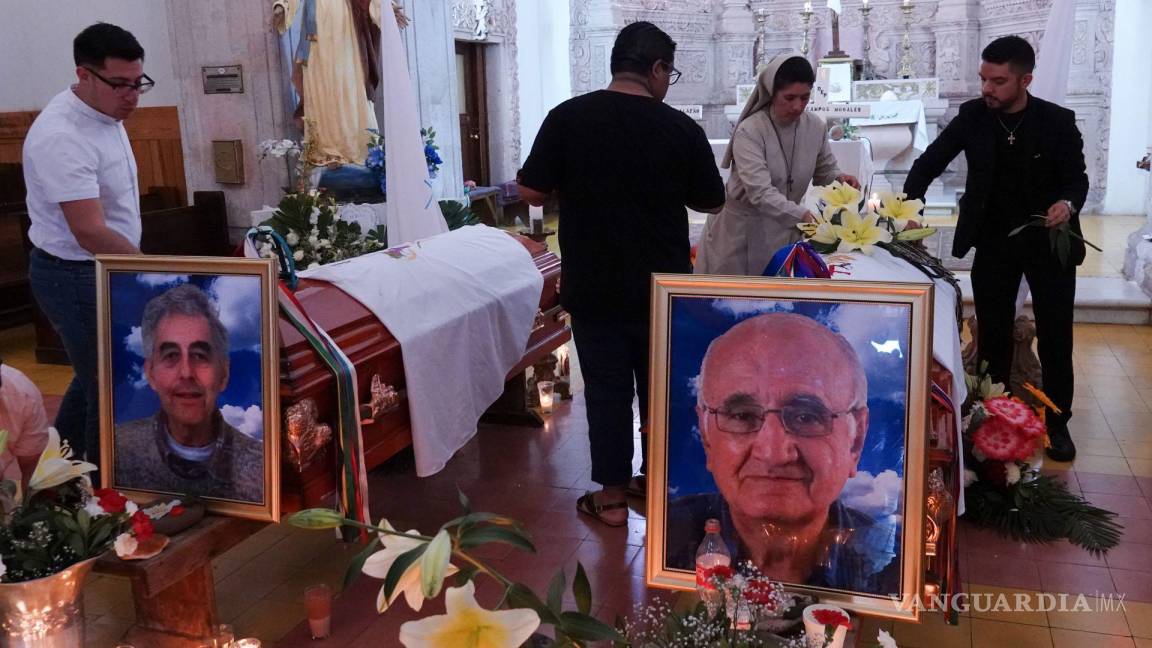 $!Jesuitas, familias de comunidades tarahumaras y autoridades asistieron a darle el último adiós a los sacerdotes jesuitas quienes fueron asesinados dentro del templo.