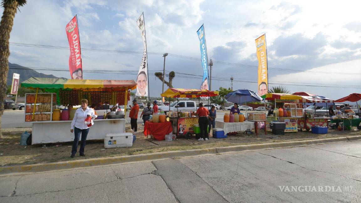 $!Puestos de alimentos se apostaron a las afueras del recinto.