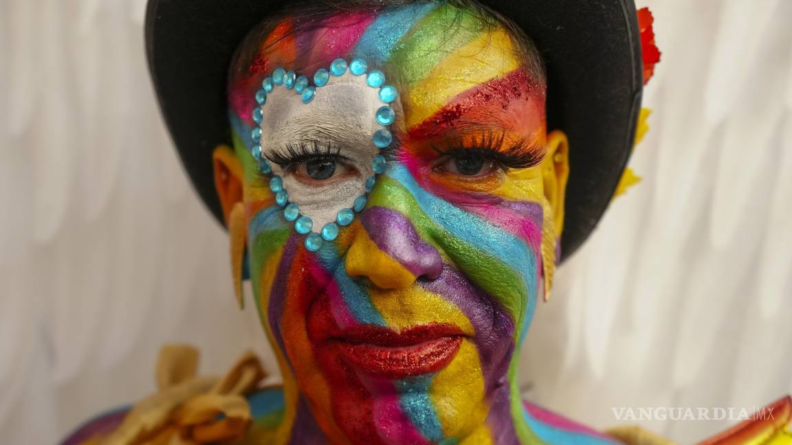 Ciudad de México se viste de colores del arcoíris para celebrar el Día del Orgullo LGBTQ+