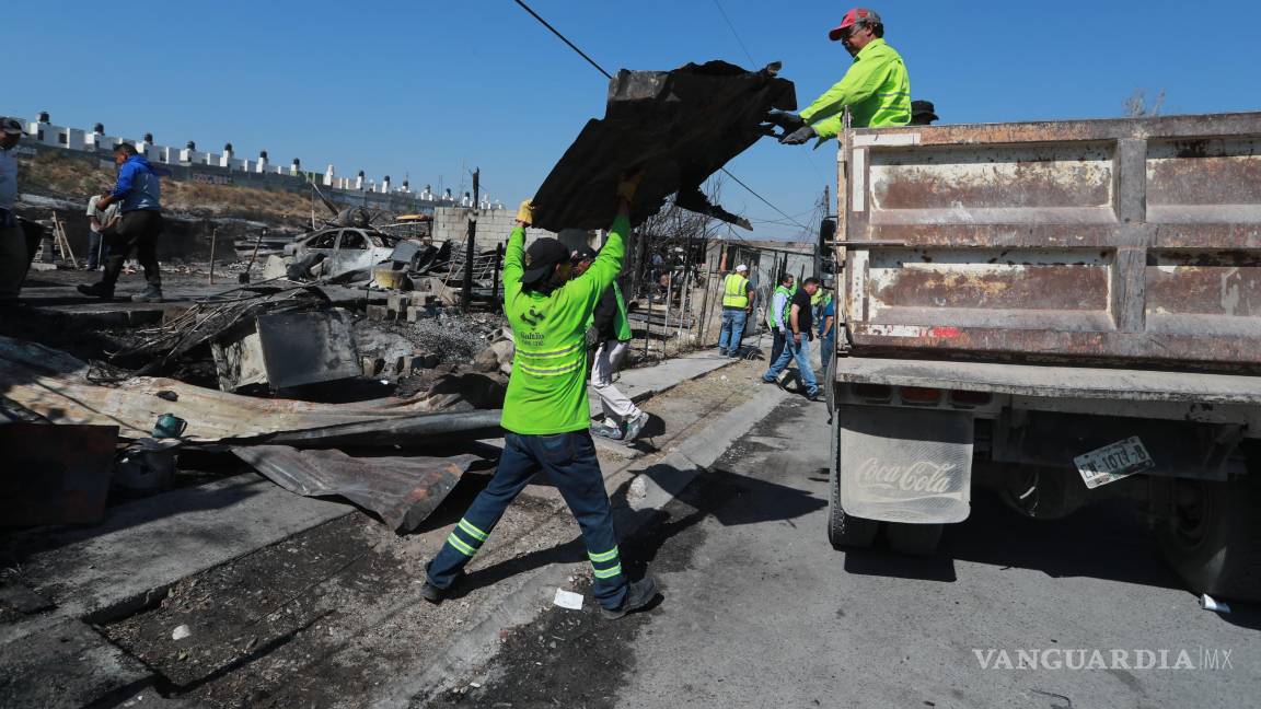 $!Cuadrillas de trabajadores del Municipio ayudaron en el retiro de escombro y basura.