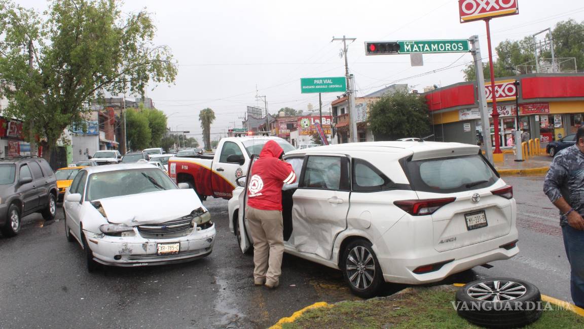 Joven se distrae con su celular y provoca choque, en Saltillo