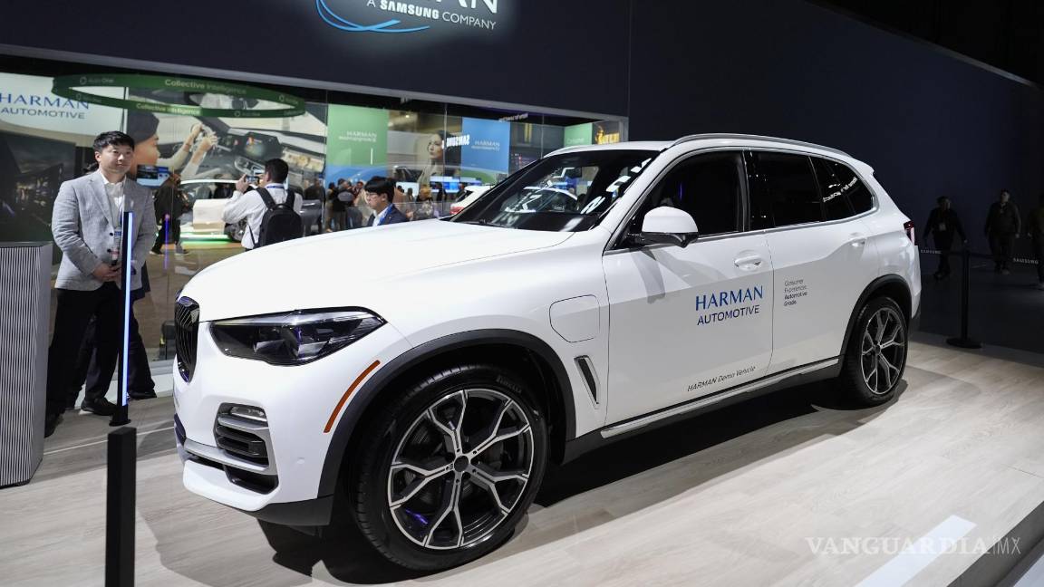 $!Un automóvil con tecnologías Samsung y Harman se exhibe en un stand de Samsung durante la feria tecnológica CES 2025 en Las Vegas.