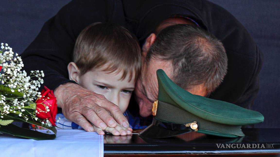 $!El padre y el hijo del sargento del ejército ruso, Daniil Dumenko asesinado en Ucrania en una ceremonia en Volzhsky, en las afueras de Volgogrado, Rusia.