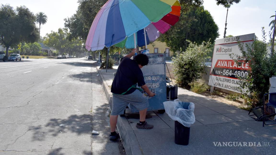 $!Chris trabaja en el puesto de tamales de su mamáen Pasadena California. El joven de 14 años, no saldrá celebrar la independencia del país donde nació.