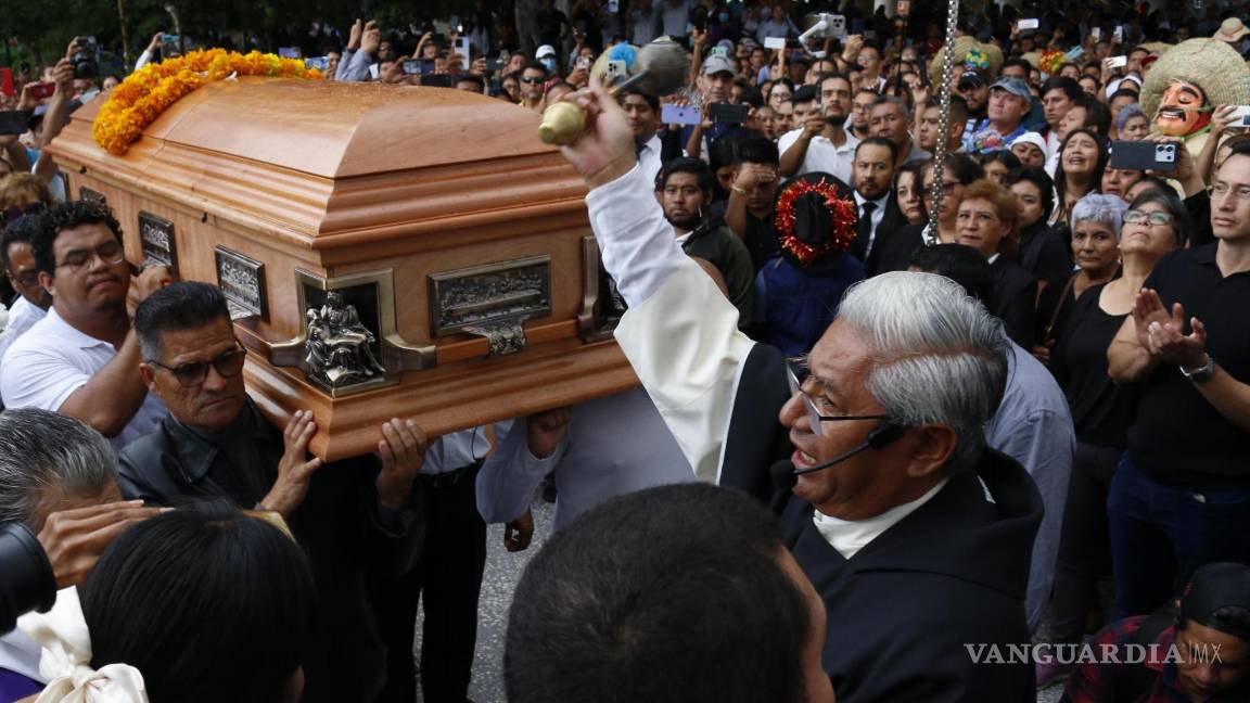 $!CHILPANCINGO, GUERRERO, 07OCTUBRE2024.- Miles de personas se despidieron durante el cortejo fúnebre del alcalde de Chilpancingo, Alejandro Arcos Catalán, quien fue asesinado la tarde del día domingo en la capital del estado de Guerrero. FOTO: DASSAEV TÉLLEZ /CUARTOSCURO.COM