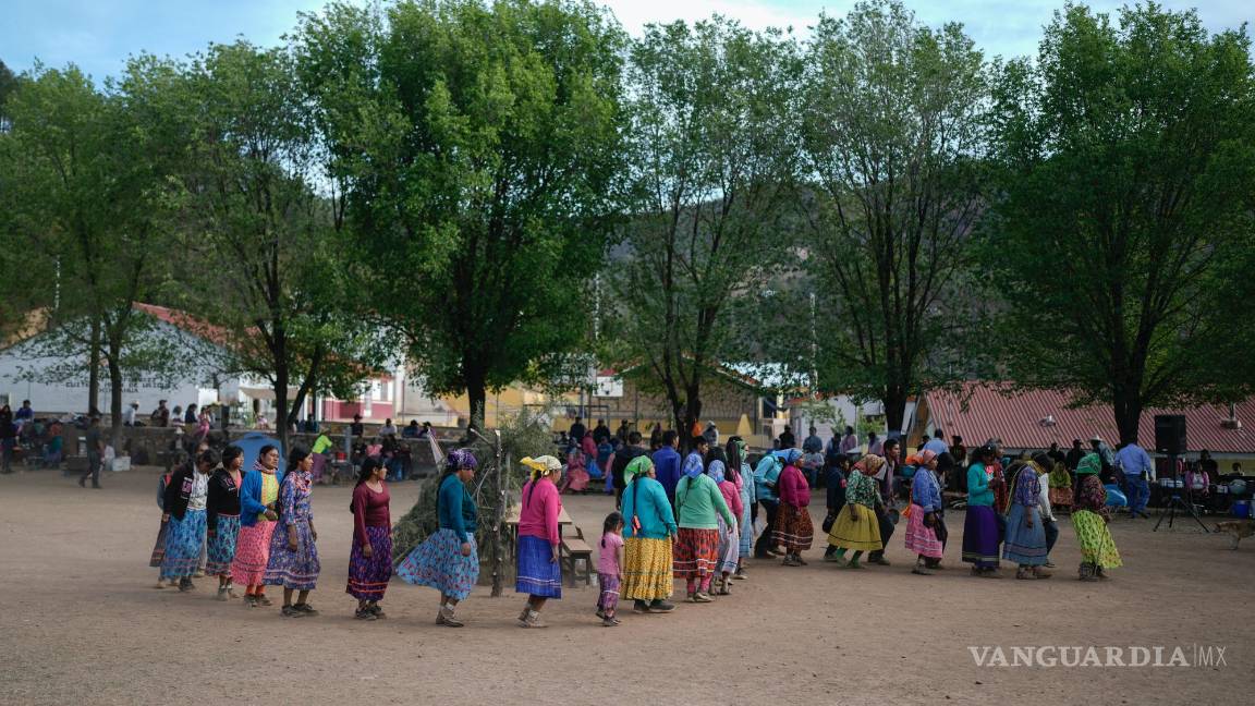 $!Los indígenas rarámuri rodean un altar durante una ceremonia sagrada Yumari en Cuiteco, México.