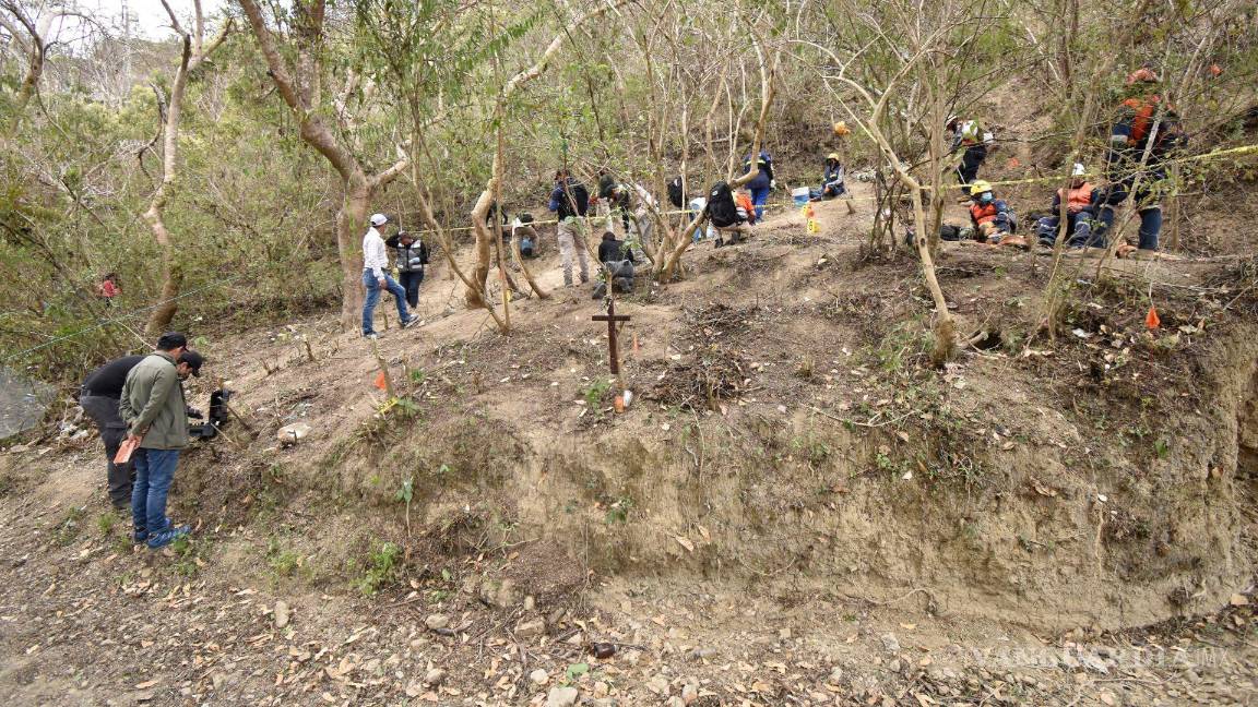 Investigan 2 camionetas con 7 cadáveres en barranco de Guerrero