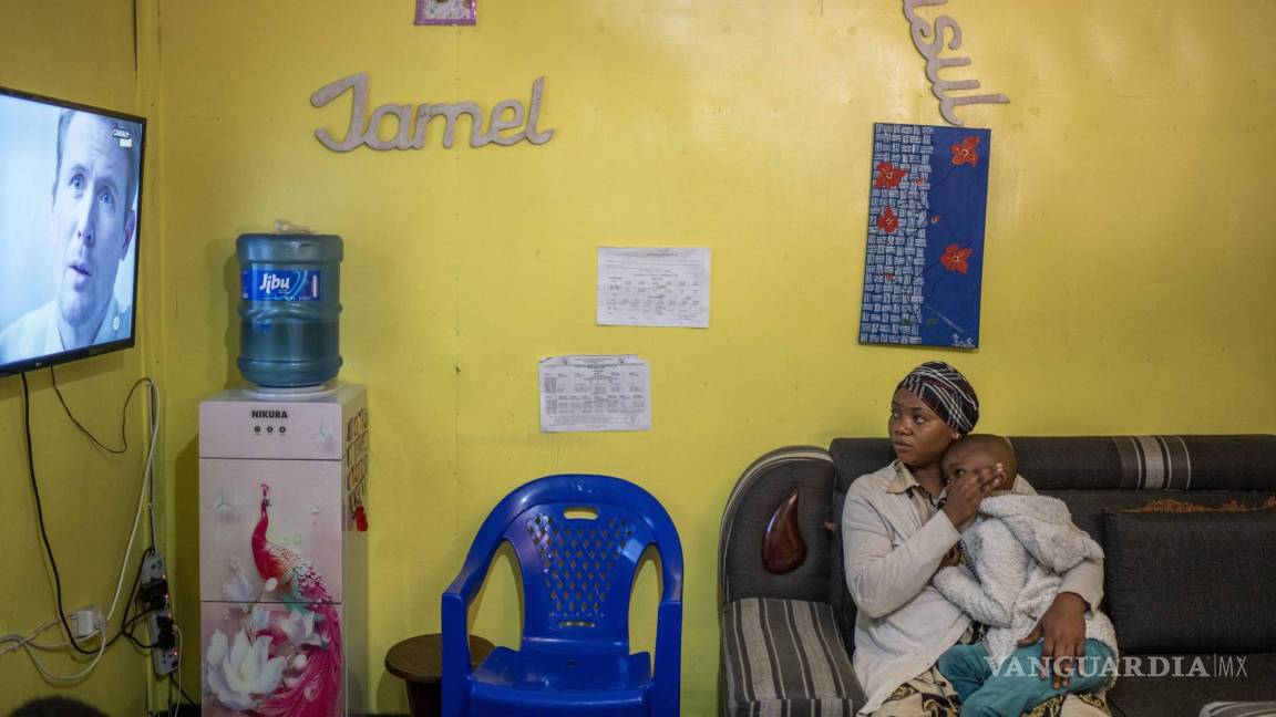 $!Vanessa Emedy y su hijo ven televisión en su casa de Goma, República Democrática del Congo.