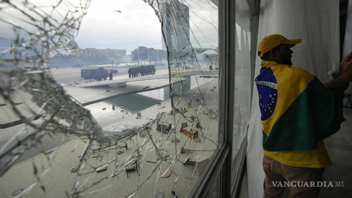 $!La policía desde las afueras del Palacio de Planalto después de que los manifestantes, partidarios de Jair Bolsonaro, irrumpieron en el Palacio en Brasilia.