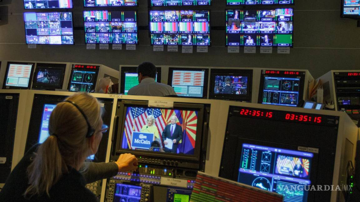 $!Personal de The Associated Press Television Networkde The Associated Press en Washington, el 8 de noviembre de 2016, esperan los resultados de las elecciones.