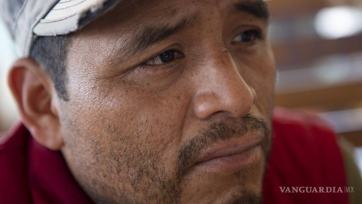 $!Mynor Cardona, el padre de Yenifer Yulisa Cardona Tomás, escucha una pregunta durante una entrevista en Ciudad de Guatemala.