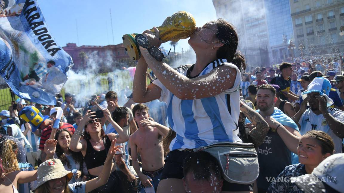 $!Aficionados de la selección argentina salen a las calles para festejar el título de la Copa Mundial de la FIFA Qatar 2022 en Buenos Aires, Argentina.