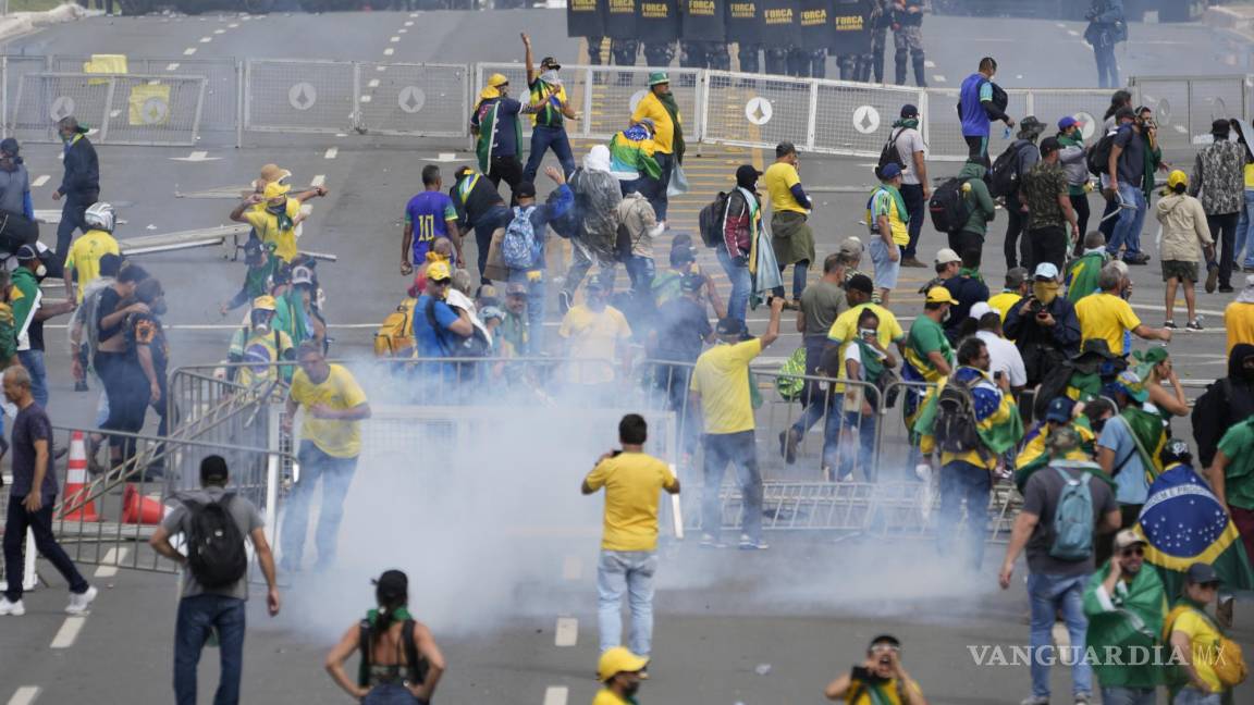$!Manifestantes, simpatizantes del expresidente Jair Bolsonaro, chocan con la policía durante una protesta frente al edificio del Palacio Planalto en Brasilia.