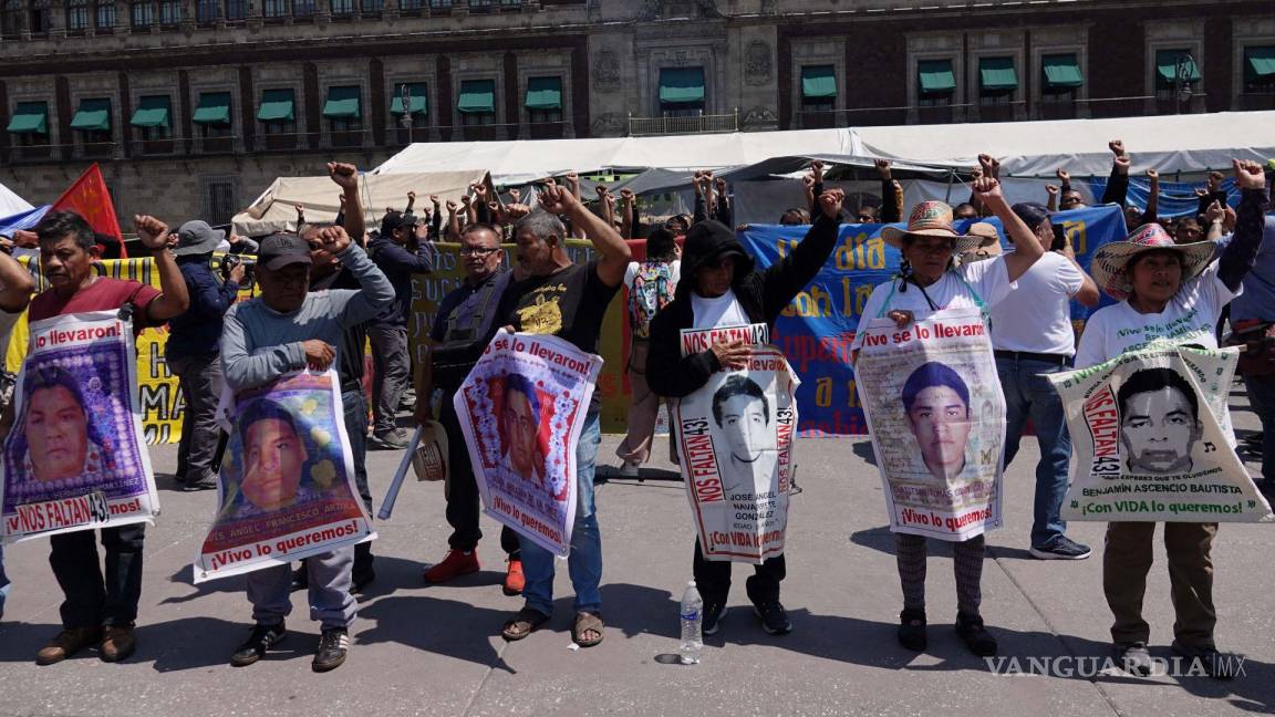 Justifica AMLO vallas en Palacio Nacional ante marcha por Ayotzinapa