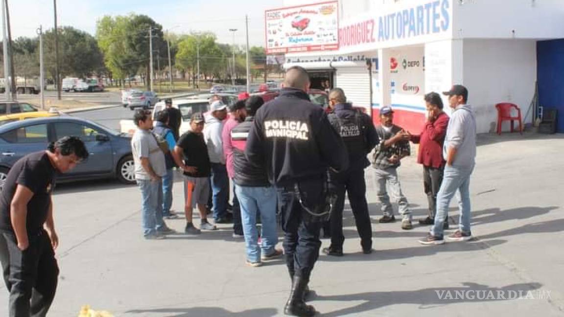 Taxistas protestan en gasolinera de Saltillo; denuncian presunto combustible adulterado