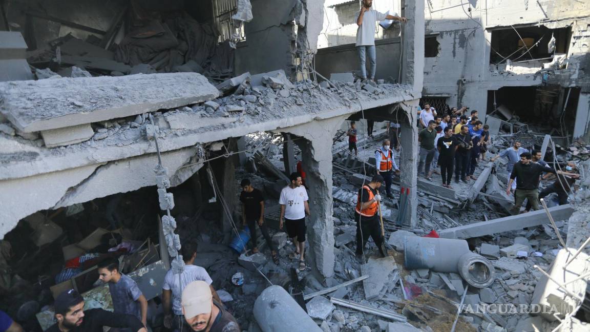 Médicos palestinos en Gaza tratan de salvar vidas bajo el asedio y los bombardeos israelíes