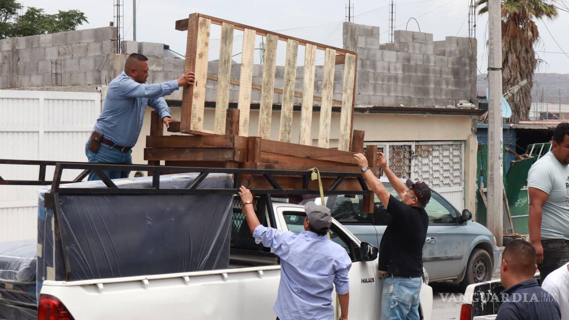 $!Además de material para construcción, los damnificados recibieron bases para colchón.