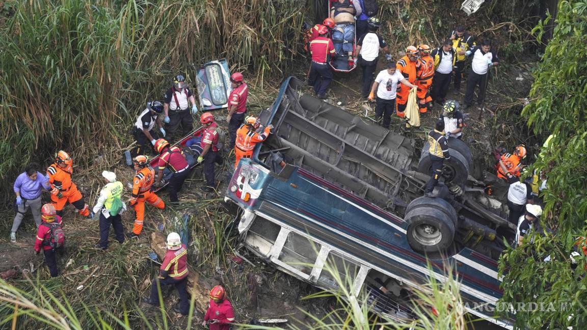 Mueren 51 personas, al caer un bus de un puente en Guatemala, entre ellos varios menores de edad