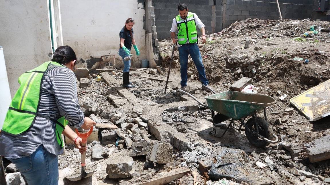 $!Equipos del programa “Aquí Andamos” realizaron tareas de mantenimiento urbano en áreas como el Paseo de la Reforma, reforzando el trabajo comunitario tras las lluvias.