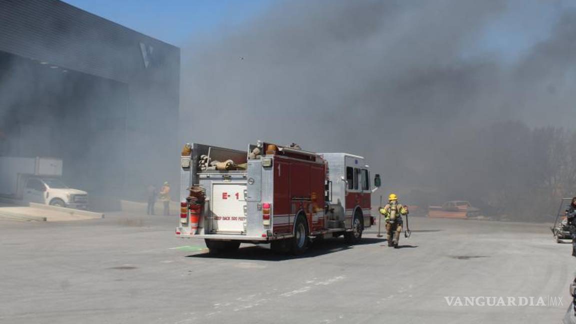 $!El incendio en el corralón, que involucró plásticos y madera, causó un impacto ecológico notable debido a la quema de desechos contaminantes.