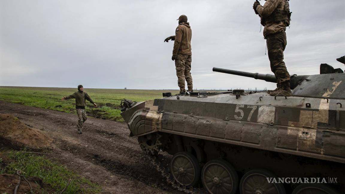 $!Miembros de la 28.a Brigada Mecanizada de Ucrania durante una misión para disparar un arma sin retroceso SPG-9 contra un objetivo ruso.