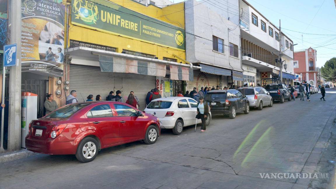 $!La falta de cajeros generó retrasos en los pagos ocasionando largas filas.