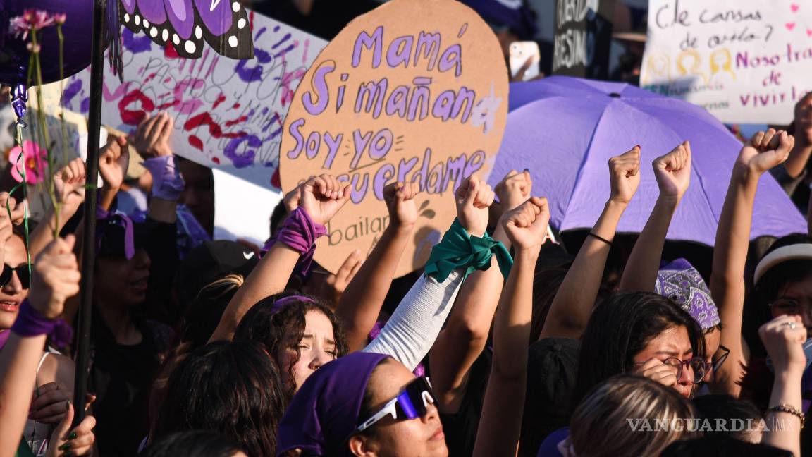$!XALAPA, VERACRUZ, 08 MARZO 2025.- Con pintas y tendederos que exponen a presuntos violentadores, así protestaron las feministas en Xalapa por el Día Internacional de la Mujer 8M.