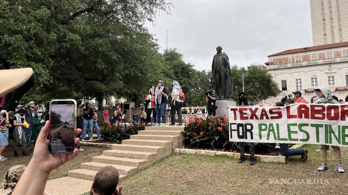 $!Linda decidió volver al campus de la Universidad de Texas en Austin para pedir la renuncia del presidente de la institución.