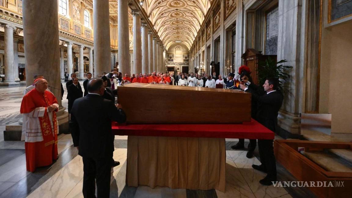 $!El cardenal Kevin Joseph Farrell (i), camarlengo de la Santa Iglesia Romana, preside el entierro del Papa Francisco en la Basílica de Santa María la Mayor.