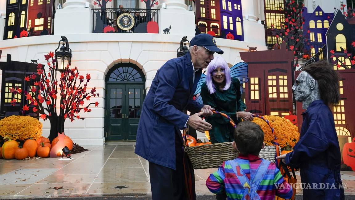 $!El presidente Joe Biden y la primera dama Jill Biden dan golosinas a los niños que piden dulces en el jardín sur de la Casa Blanca, en Halloween en Washington.