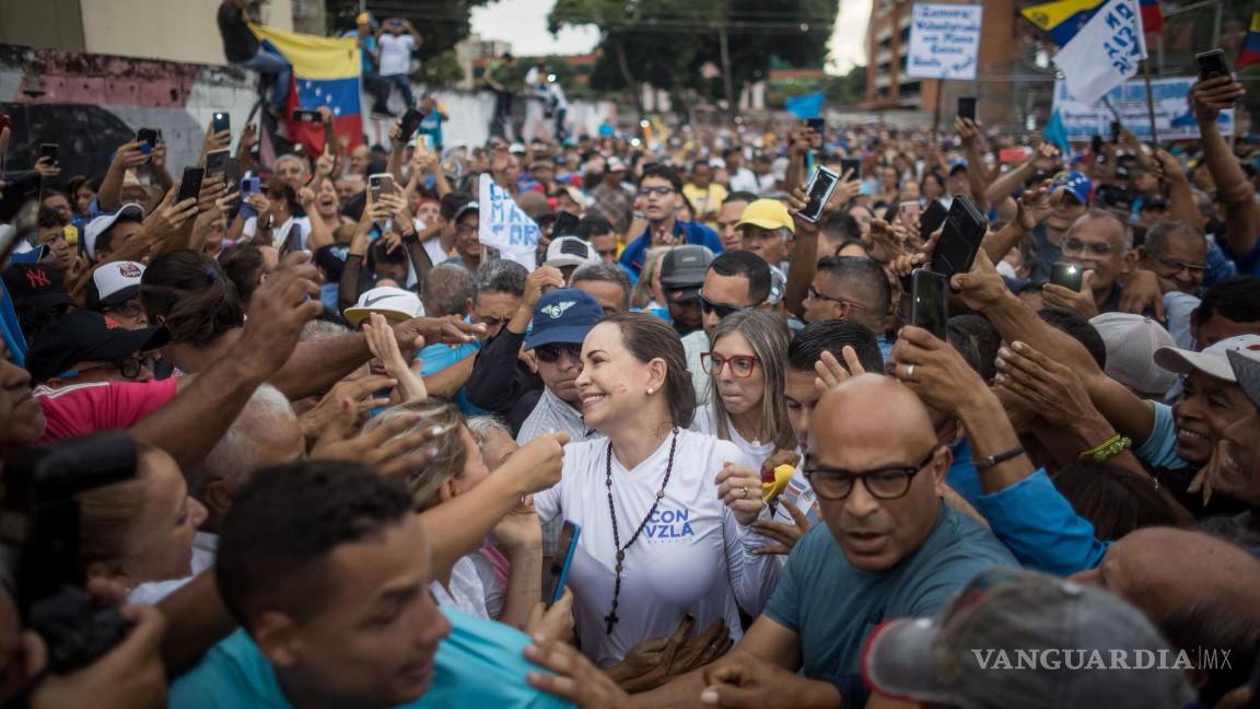 $!La candidata de la oposición venezolana para las elecciones presidenciales de 2024, María Corina Machado (c), saluda a sus seguidores en Maracay, Venezuela.