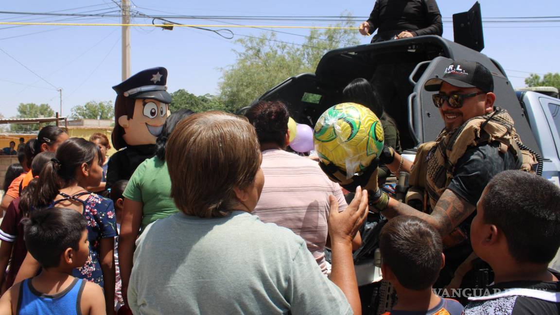 Grupo de Reacción Laguna de la DSPM festejan a niños y niñas de Torreón
