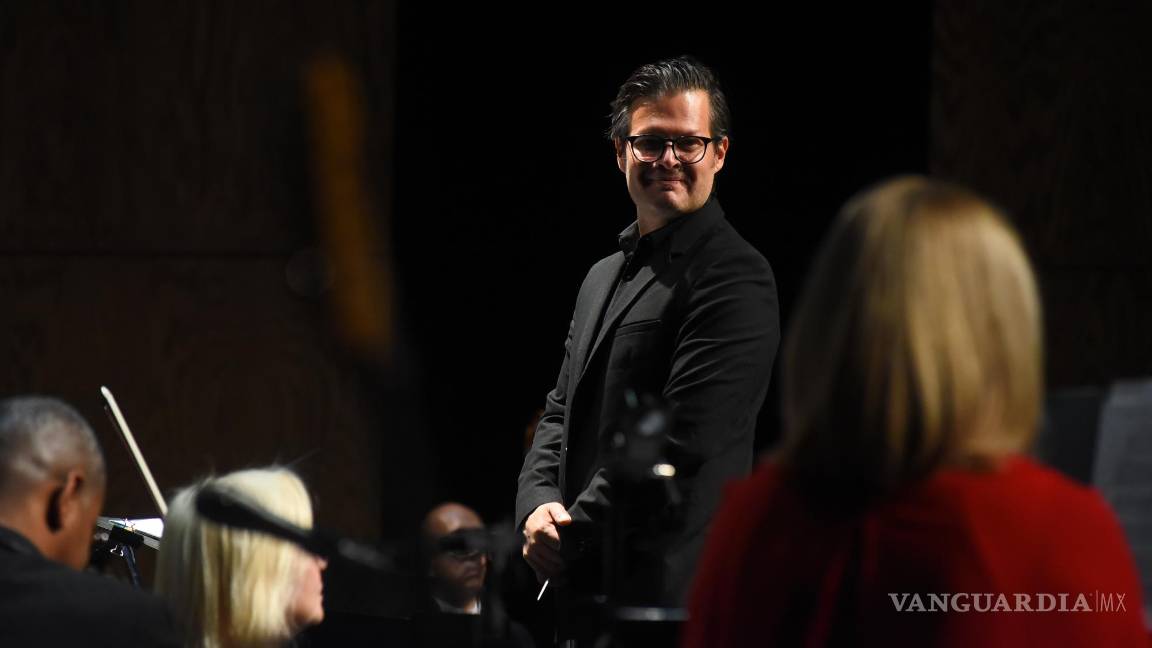 $!El maestro Natanael Espinosa se encargó de dirigir a la Orquesta Filarmónica del Desierto de Coahuila.