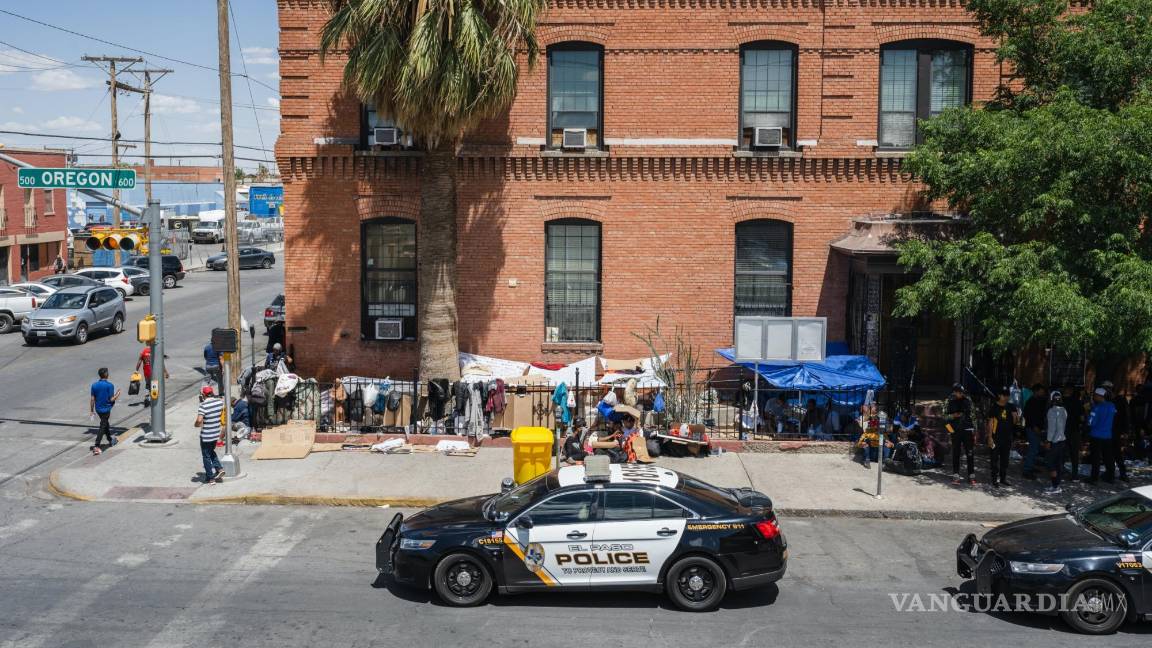 $!Afuera de la Iglesia del Sagrado Corazón, donde los migrantes pueden recibir alimentos y ropa donados, en El Paso, Texas.