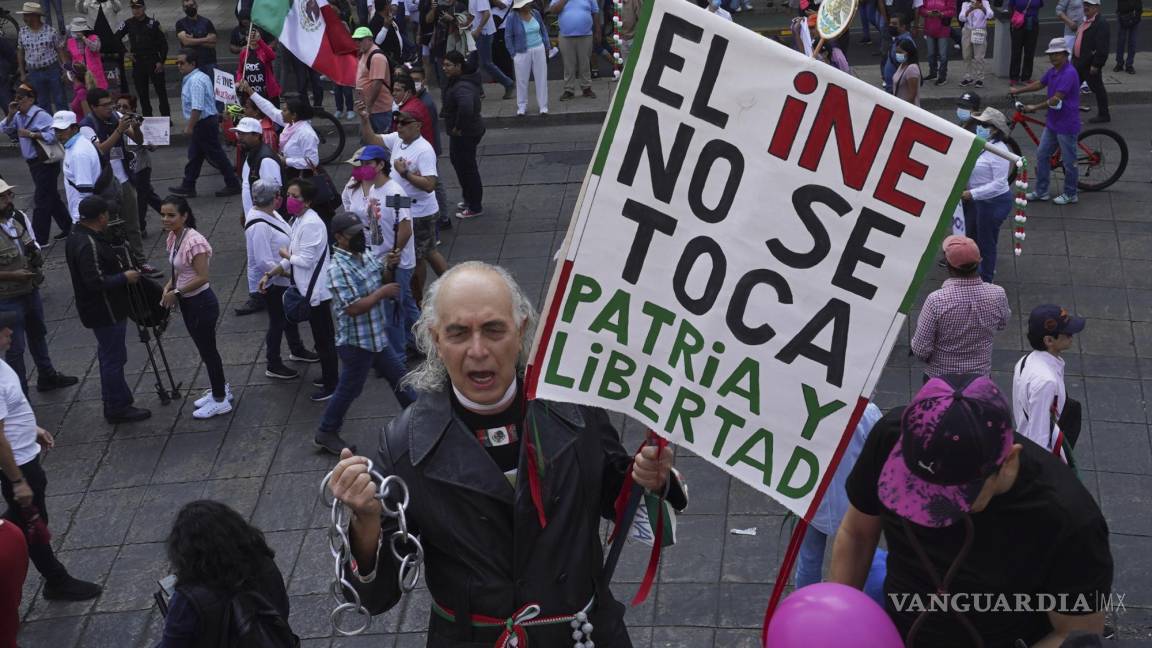 $!Organizaciones ciudadanas marchan en apoyo al INE mientras el presidente Andrés Manuel López Obrador presiona para reformarlo, en la Ciudad de México.