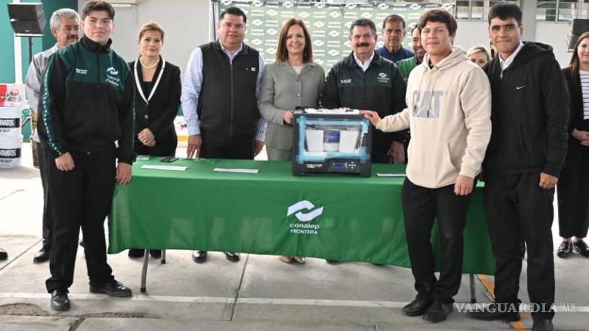 $!La alcaldesa Sari Pérez Cantú entrega uniformes y materiales a estudiantes.